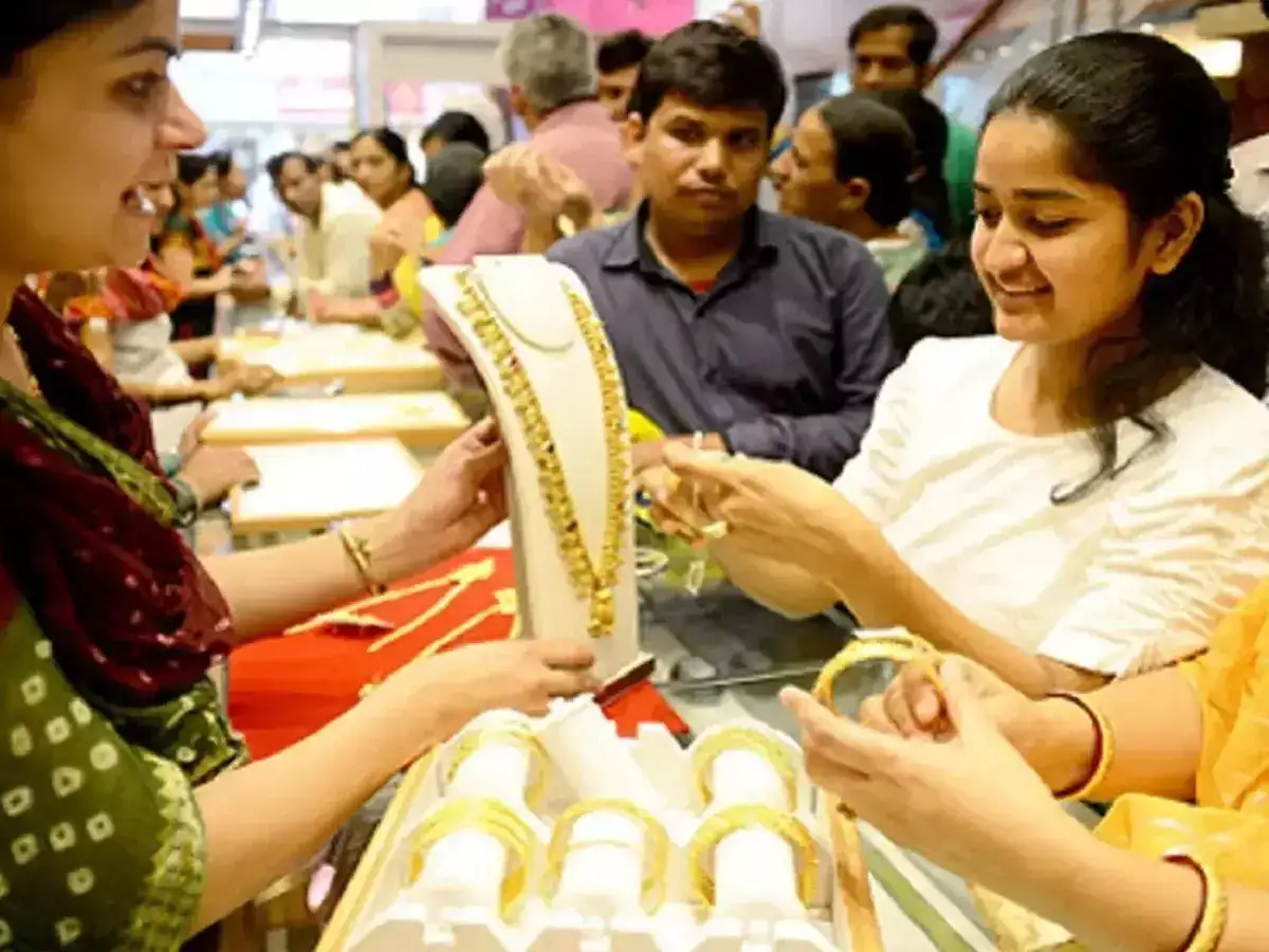 தொடர்ந்து இறங்கும் தங்கம் விலை.. குஷி மோடில் நகைப் பிரியர்கள்! 