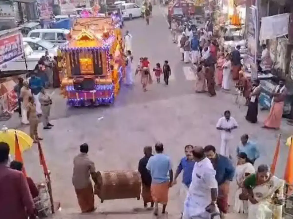 சபரிமலை ஐயப்பன் கோவில் தங்க அங்கி ஊர்வலம் தொடக்கம்... ரதத்தில் செல்லும் ஆபரண பெட்டிக்கு வழி நெடுகிலும் பக்தர்கள் வரவேற்பு! 