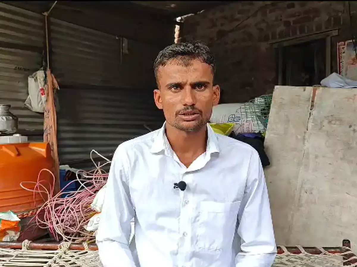 गरीबाचा पोरगा PSI झाला, गावकऱ्यांनी DJ लावून केला सत्कार; योगेश पैठणेच्या संघर्षाची कहाणी गरीबाचा पोरगा PSI झाला, गावकऱ्यांनी DJ लावून केला सत्कार; योगेश पैठणेच्या संघर्षाची कहाणी