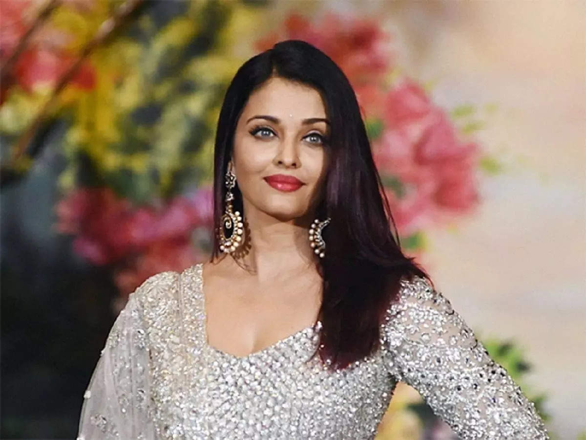 Aishwarya Rai Bachchans Glamorous Bright Ethnic Outfits Perfect For Indian  Weddings