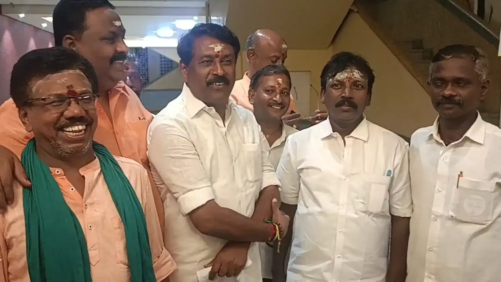 தேர்தல் பிரச்சாரத்தை முடித்தவுடன் நேராக படம் பார்க்க சென்ற பாஜக வேட்பாளர் நயினார் நாகேந்திரன்! அதுவும் இந்த படத்திற்கு! 