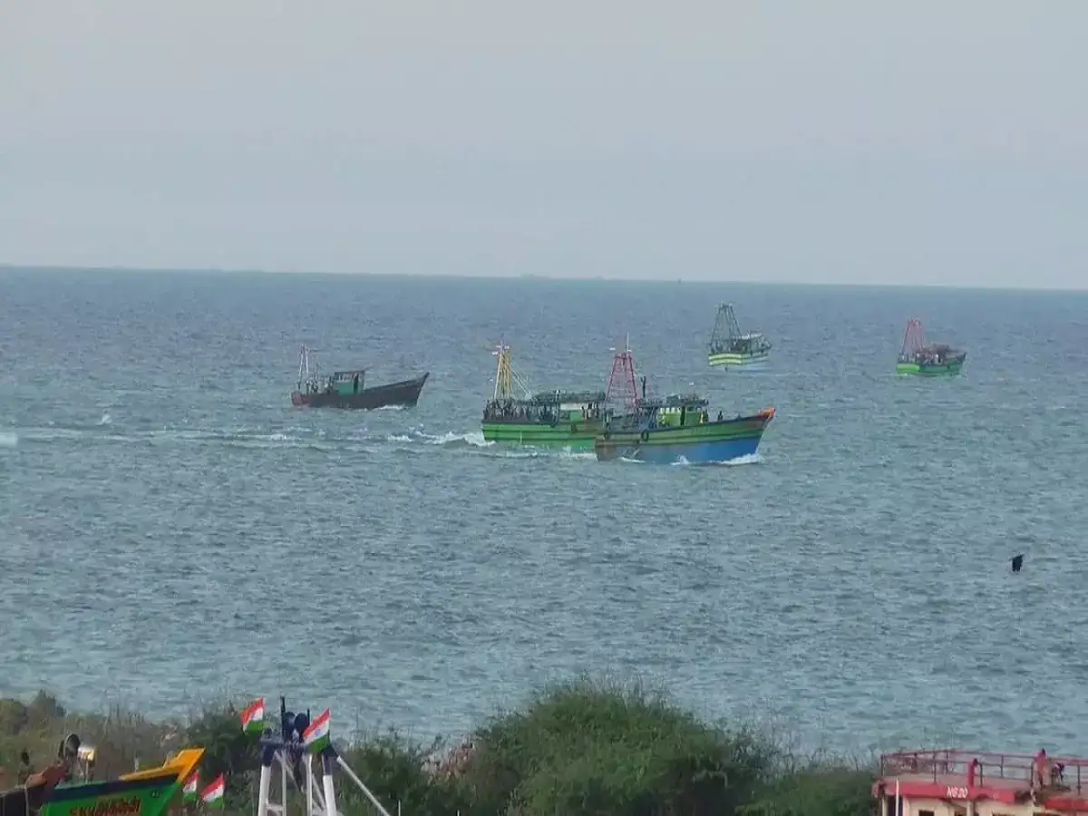 4 நாட்களுக்குப் பிறகு மீன்பிடிக்க சென்ற நாகை மீனவர்கள் 