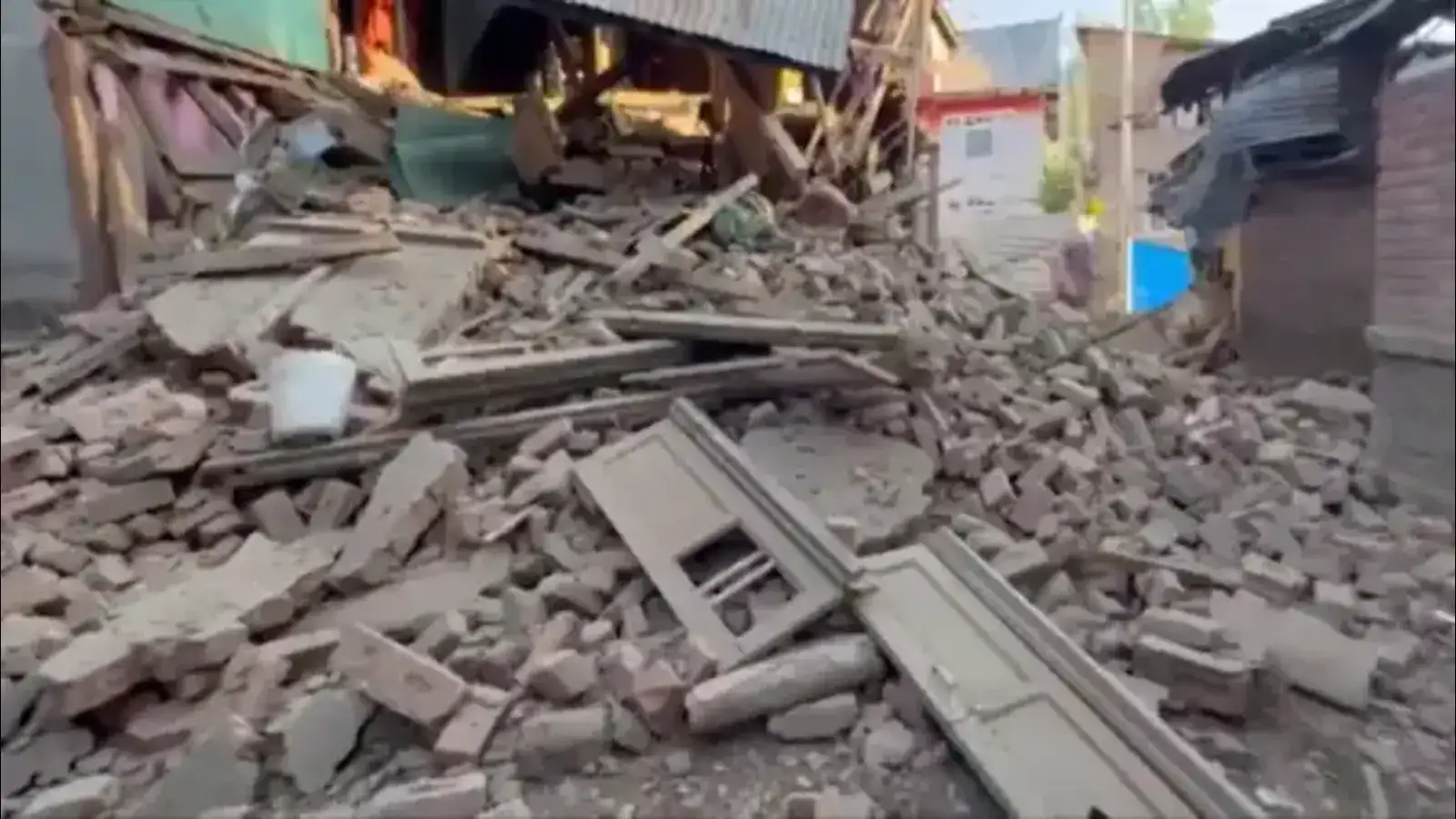 அதிரடியை தொடங்கியது இந்திய ராணுவம்... இரு பயங்கரவாதிகளின் வீடுகள் வெடி வைத்து தகர்ப்பு! 