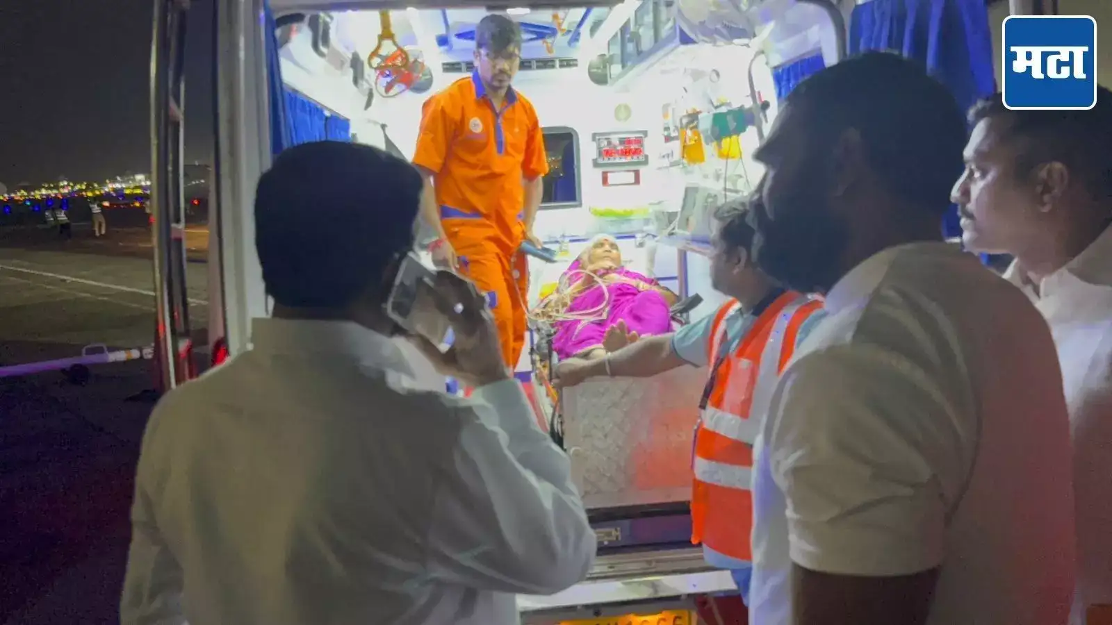 आमदाराच्या आईला हार्ट अटॅक; शिंदे मदतीला धावले, एअर अॅम्ब्युलन्स पाठवली अन् स्वत: विमानतळावरही पोहोचले! आमदाराच्या आईला हार्ट अटॅक; शिंदे मदतीला धावले, एअर अॅम्ब्युलन्स पाठवली अन् स्वत: विमानतळावरही पोहोचले!