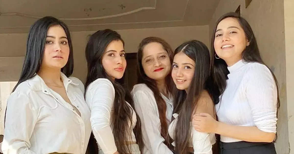 Urfi Javed Sisters: बला की खूबसूरत हैं उर्फी जावेद की बहनें, कोई है  बिजनसवुमन तो कोई है ब्लॉगर - urfi javed family know about her beautiful  sisters brother and what they all