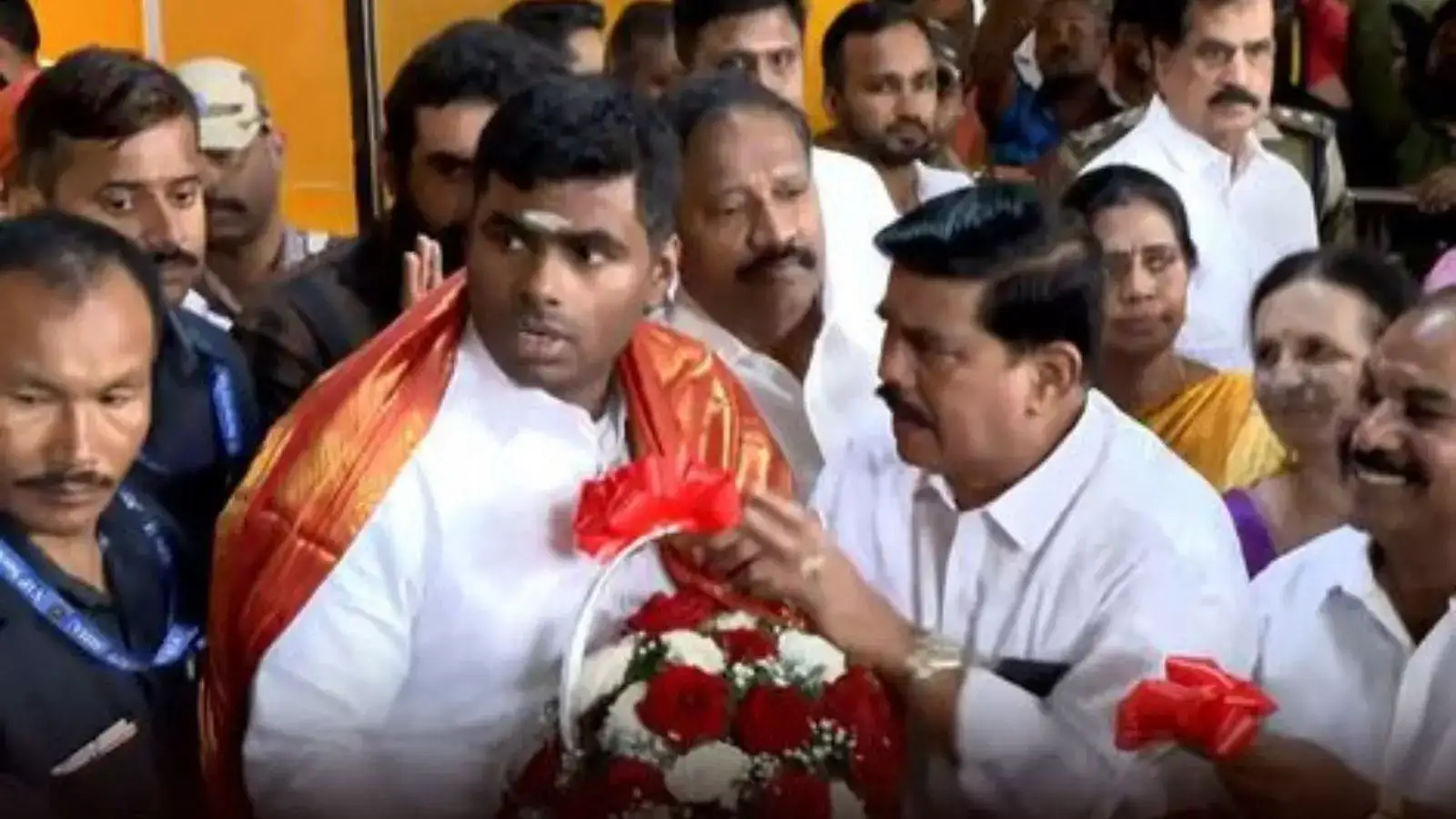 லண்டனில் இருந்து சென்னை திரும்பினார் அண்ணமலை.. அரசியல் கட்சிகளுக்கு அள்ளு கிளப்பிய முதல் பிரஸ் மீட்! 