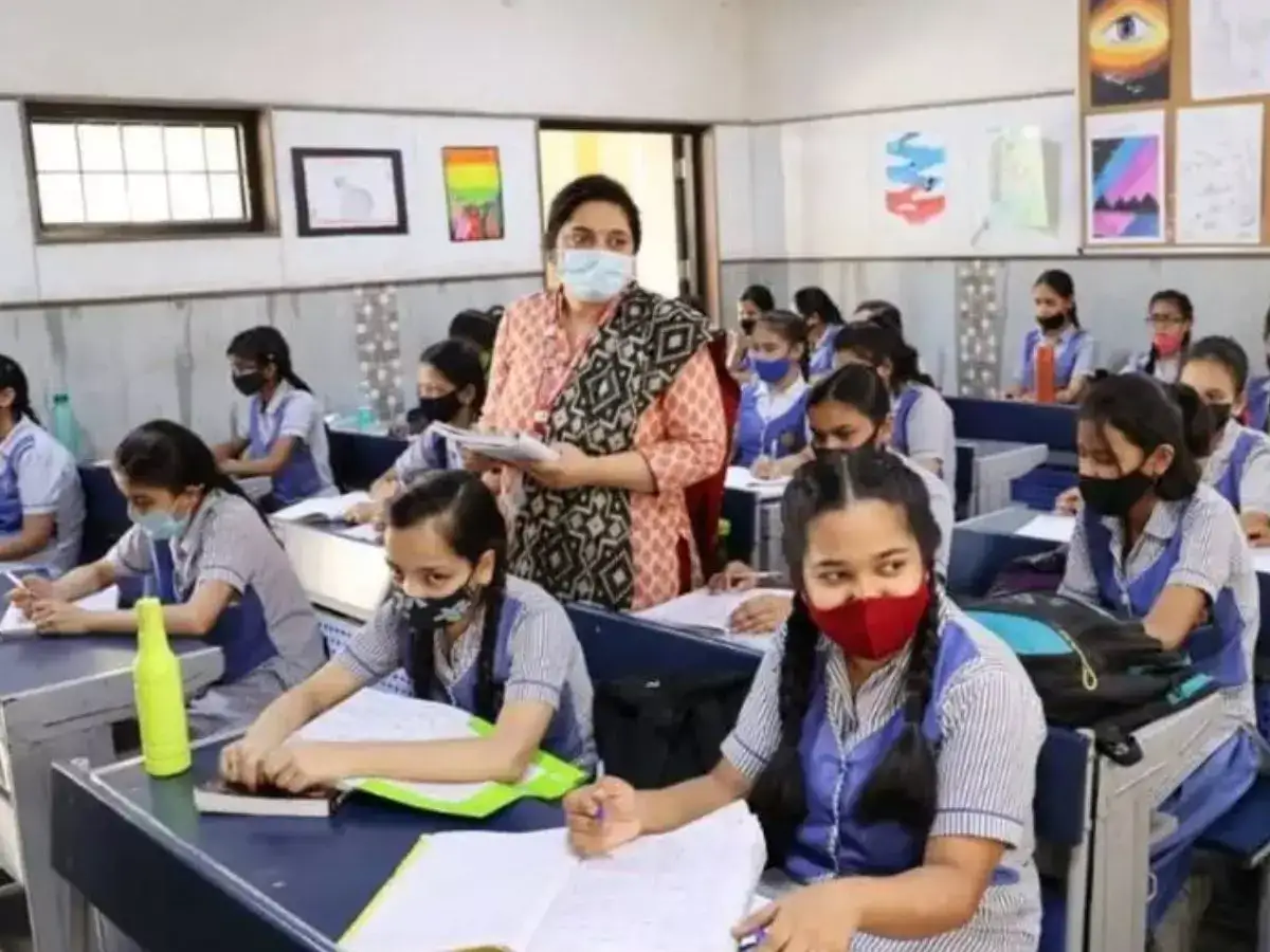 டெல்லியை உறைய வைக்கும் கடும் குளிர்.. நடுங்கும் மக்கள்.. பள்ளிகளுக்கு விடுமுறை நீட்டிப்பு! 