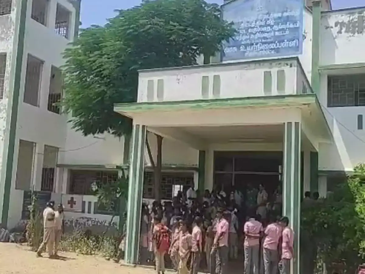 கோவில்பட்டி அரசு பள்ளியில் ஆங்கில ஆசிரியர் இடமாற்றம்: வகுப்புகளை புறக்கணித்த மாணவர்கள்! 