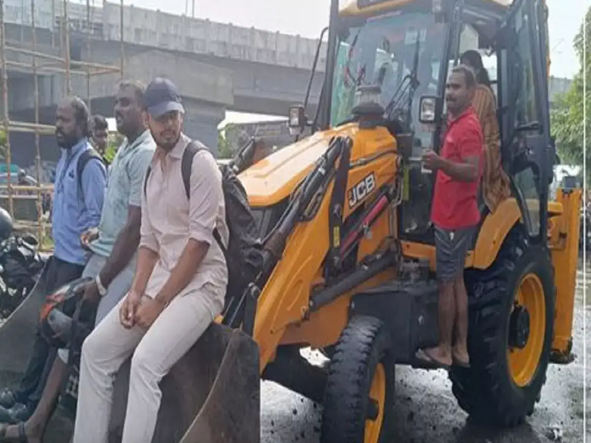 மொத்தத்தையும் மாற்றிய மிக்ஜாங்.. ஜேசிபி இயந்திரத்தில் தொற்றியபடி பணிக்கு செல்லும் ஐடி ஊழியர்கள்.. 