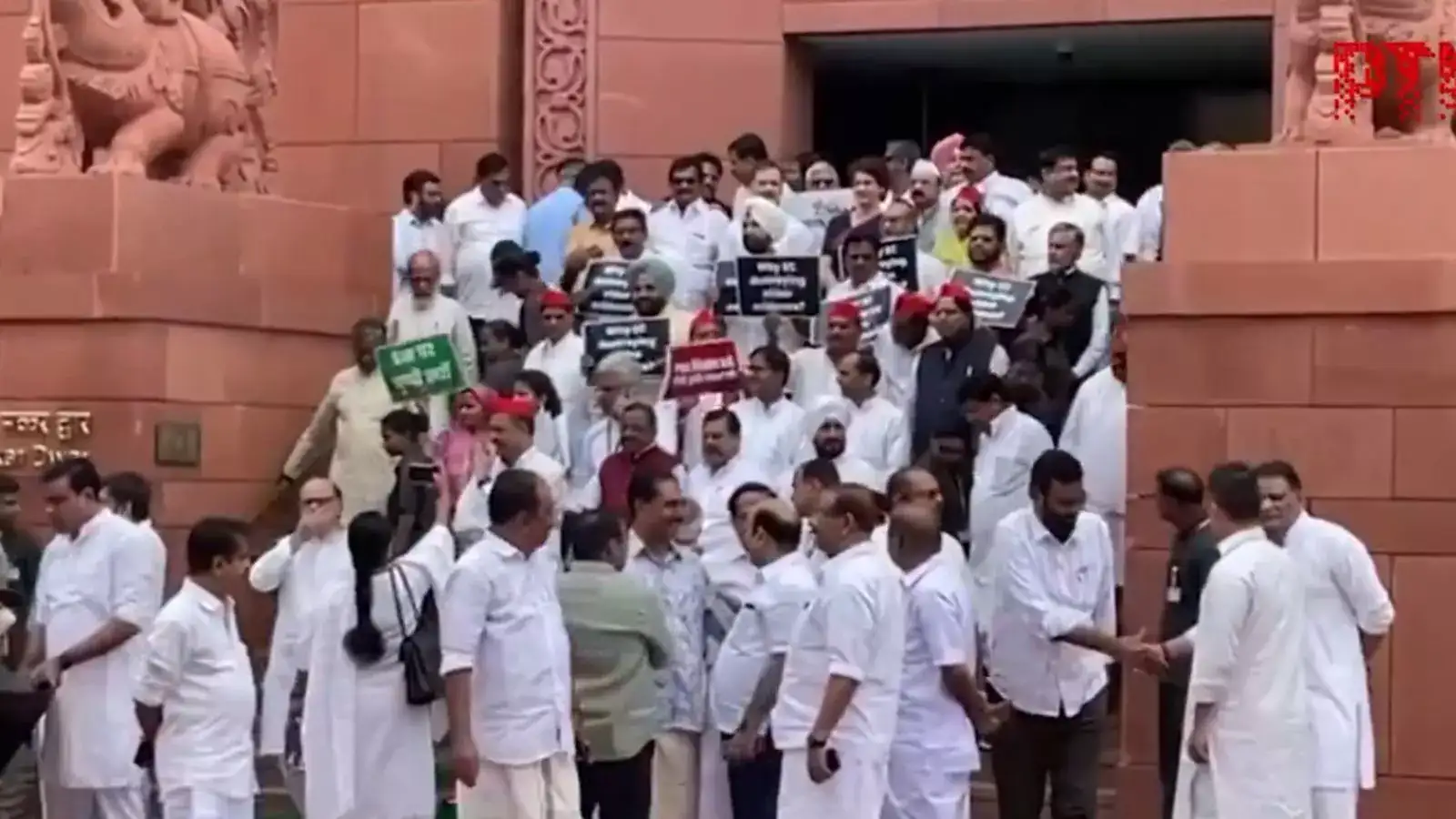 பிகார் SIR, 2024 தேர்தல் வாக்கு திருட்டு… டெல்லியை அதிர வைத்த எதிர்க்கட்சி எம்.பிக்கள்- தடுத்து நிறுத்திய போலீஸ்! 