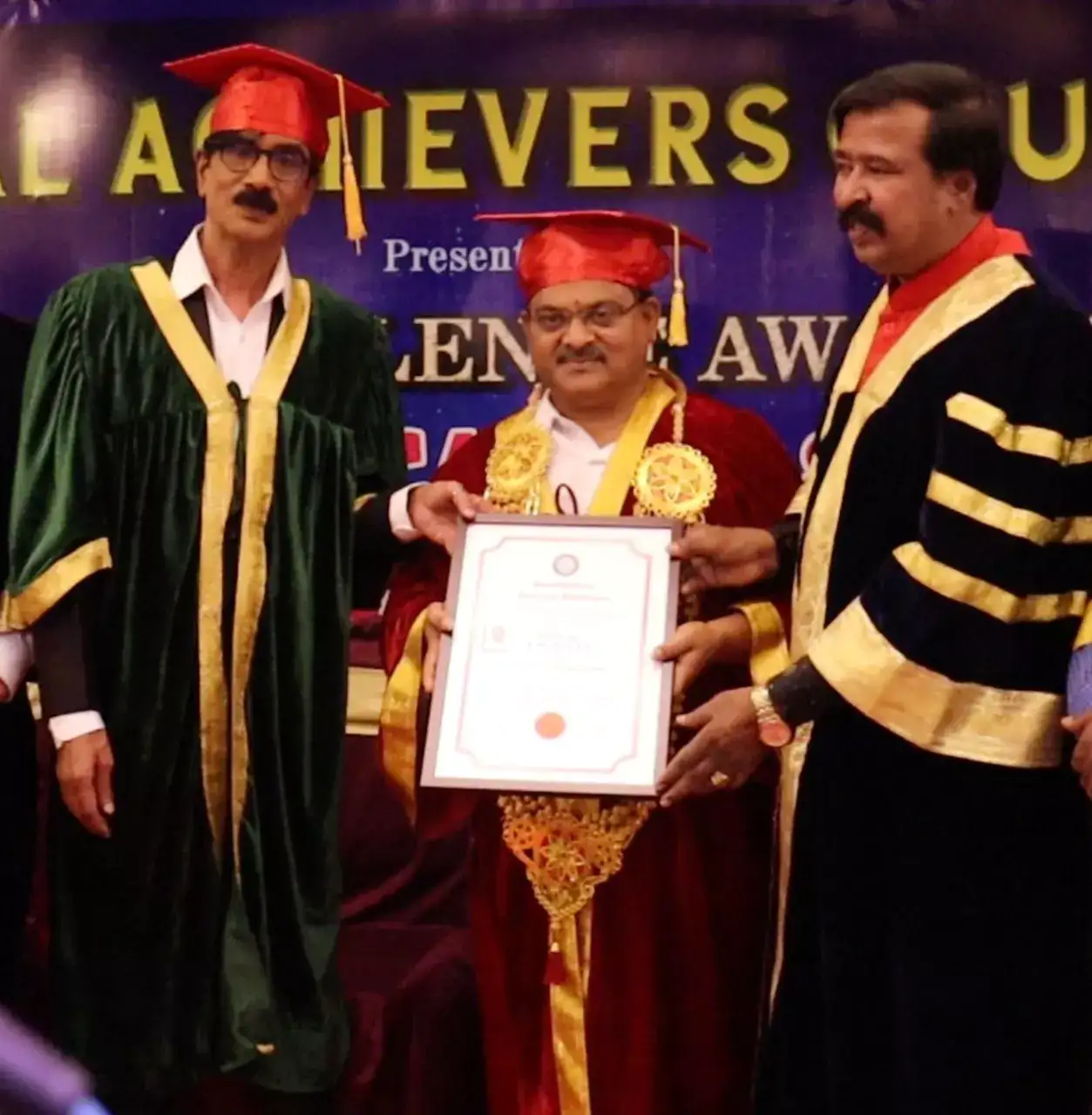 Manobala,டாக்டர் பட்டம் பெற்ற மனோபாலா - பூச்சி முருகன்...குவியும் ...