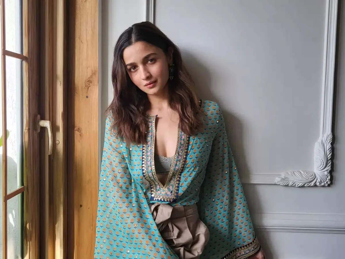 alia bhatt favorite sex position and other 6 shocking dark secrets of  ranbir kapoor wife to be - रणबीर कपूर का फोन चेक करना, फेवरेट सेक्स पोजिशन,  दुल्‍हनिया आलिया भट्ट के 6 शॉकिंग ...