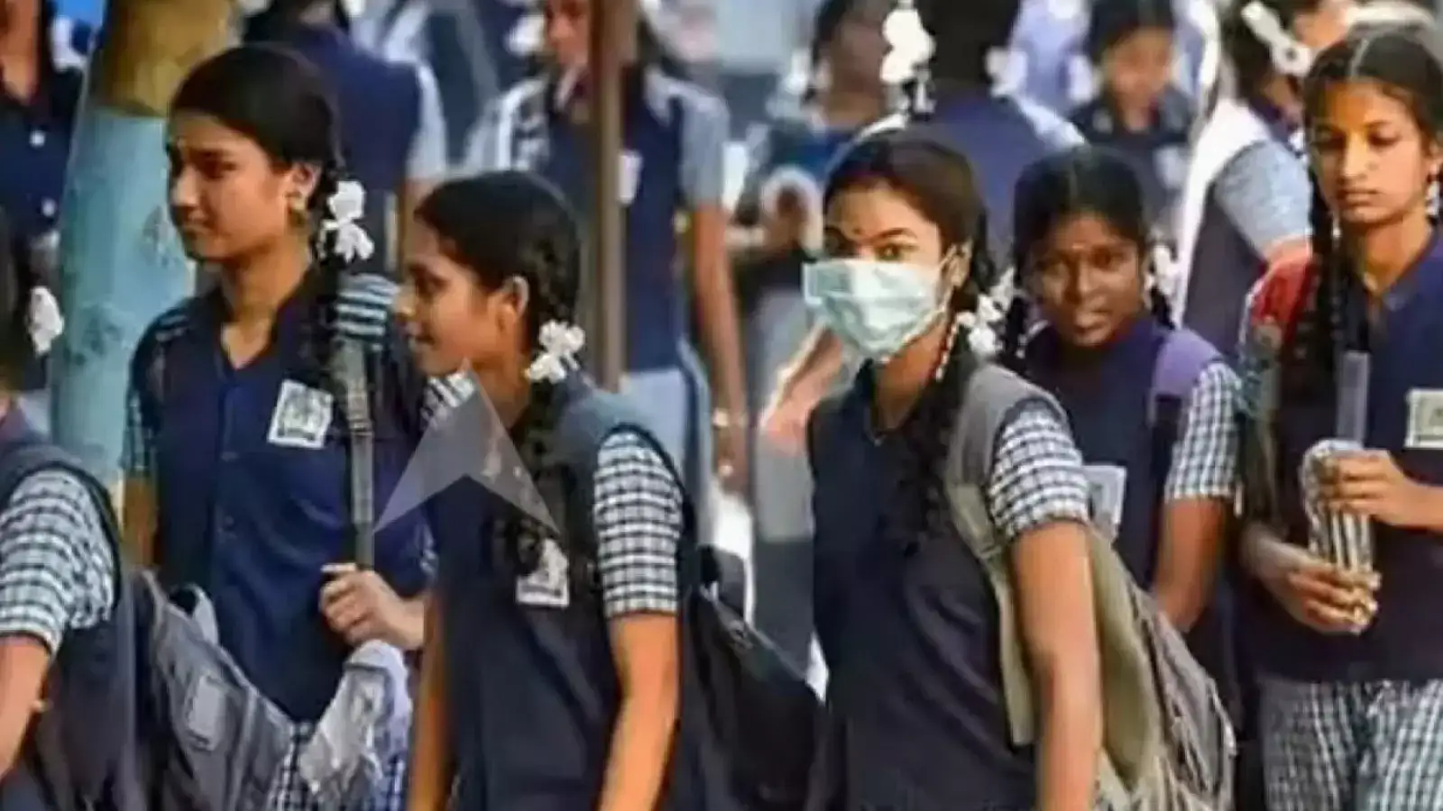 புதுச்சேரி அரசுப் பள்ளி மாணவிகளுக்கு ஓவர் கோட்... பள்ளிக் கல்வித்துறை உத்தரவு! 