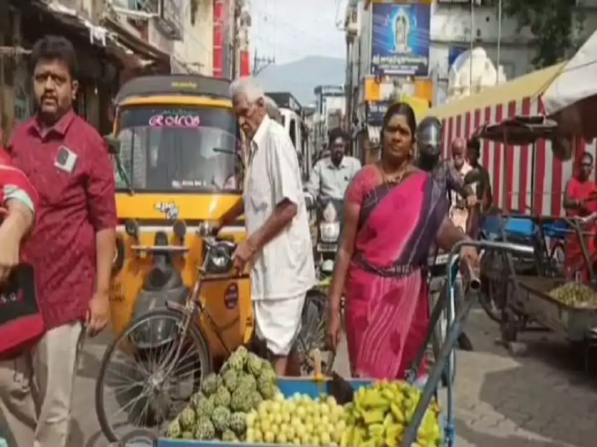 தேனி: சாலையின் குறுக்கே தள்ளுவண்டி.... நியாயம் கேட்டு பழ வியாபாரி போராட்டம் 