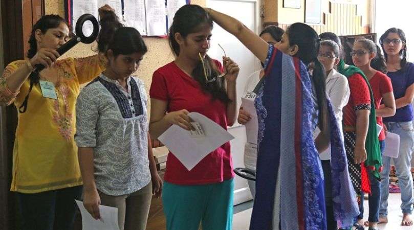NEET Dress Code,நீட் தோ்வு: மாணவா்களுக்கான ஆடை கட்டுப்பாட்டு விவரம்  வெளியீடு - neet exam: cbse issues dress code - Samayam Tamil