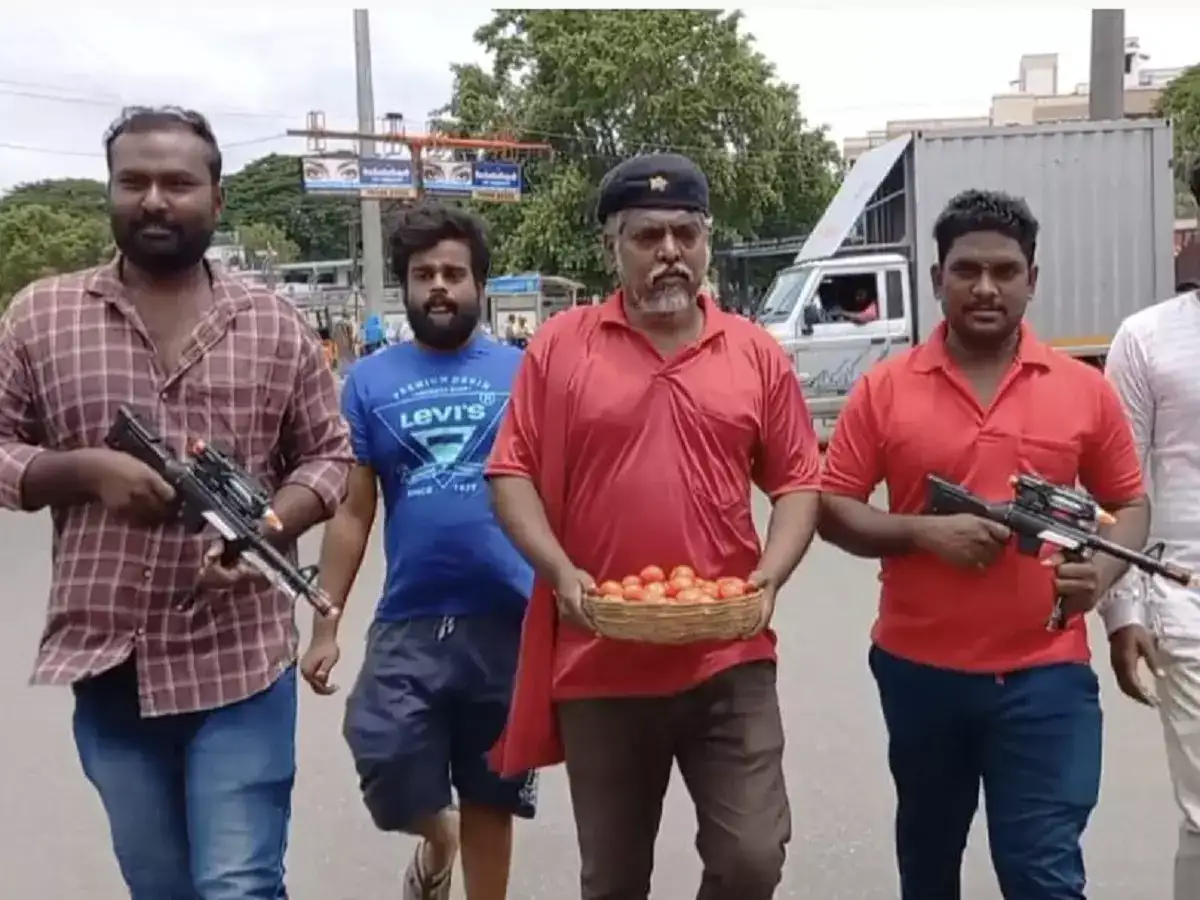 இன்னும் என்னலாம் பாக்கணுமோ... தக்காளிக்கு துப்பாக்கி ஏந்தி பாதுகாப்பு!!! 