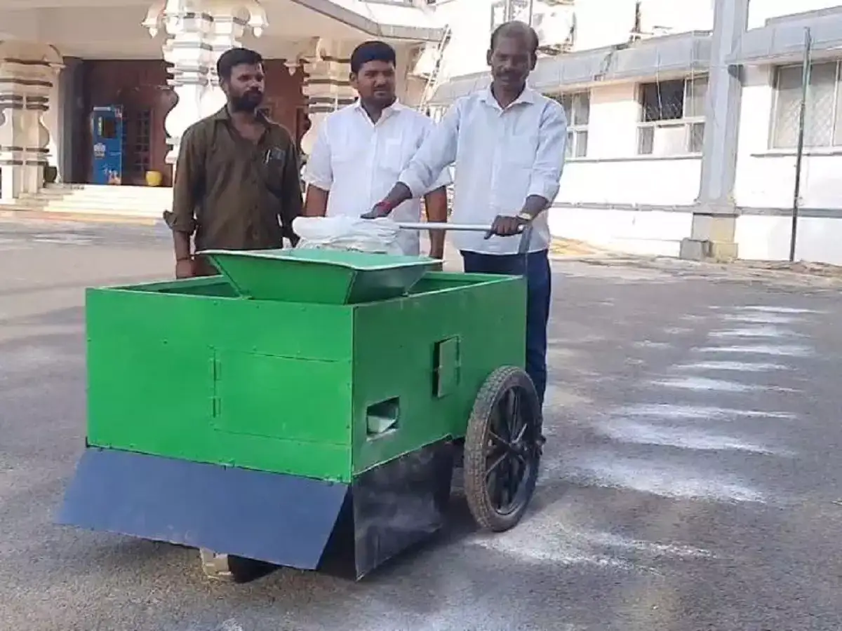 ப்ளீச்சிங் பவுடர் அடிக்கும் நவீன இயந்திரம்: நாகை மெக்கானிக் சாதனை! 