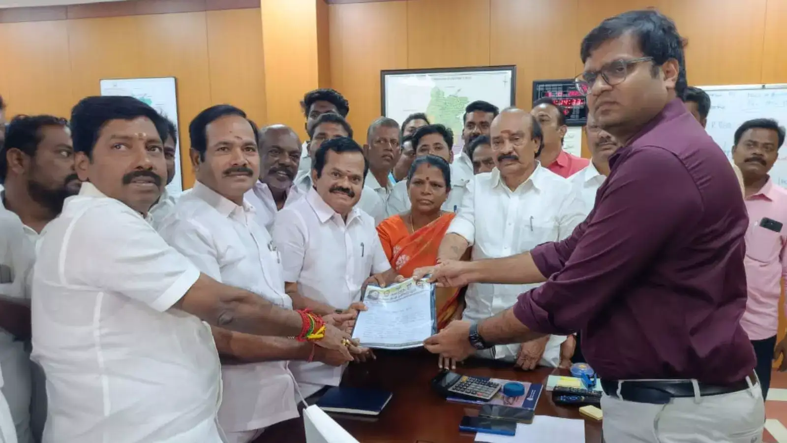 எஸ் ஐ ஆர் பணிகளில் திமுகவினர் தலையீடு: திருச்சி கலெக்டரிடம் அதிமுக புகார்! 