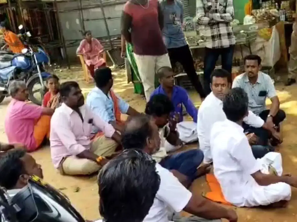 சதுரகிரி கோவில் நுழைவாயில் முன்பு இந்து முன்னணியினர் தர்ணா 