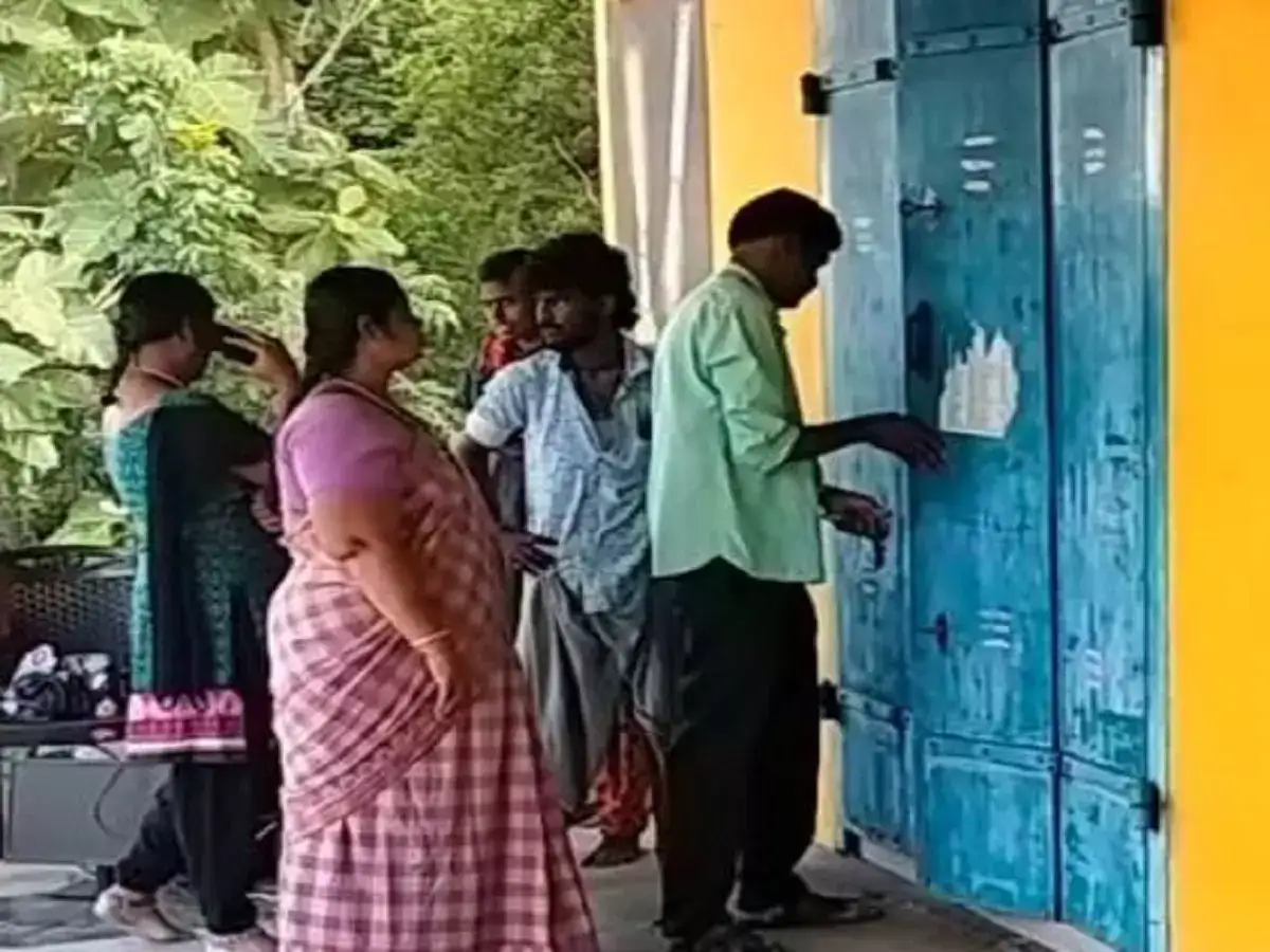 விதிகளை மீறி அதிக பட்டாசு: சாத்தூர் அருகே கடைக்கு அதிரடியாக சீல் 