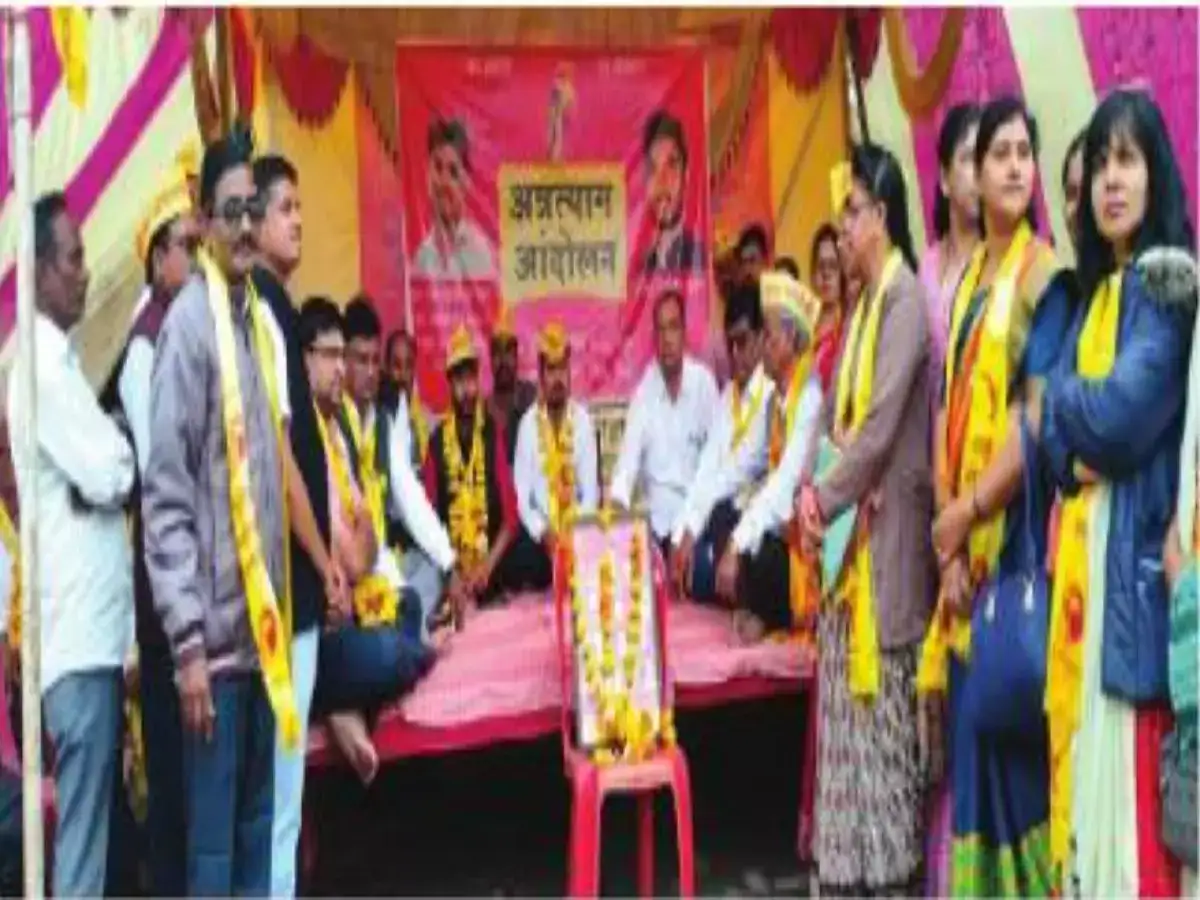 ओबीसींच्या अन्नत्याग आंदोलनाचा दुसरा टप्पा; मागण्या पूर्ण न झाल्याने चिमूर येथे आंदोलन सुरु ओबीसींच्या अन्नत्याग आंदोलनाचा दुसरा टप्पा; मागण्या पूर्ण न झाल्याने चिमूर येथे आंदोलन सुरु