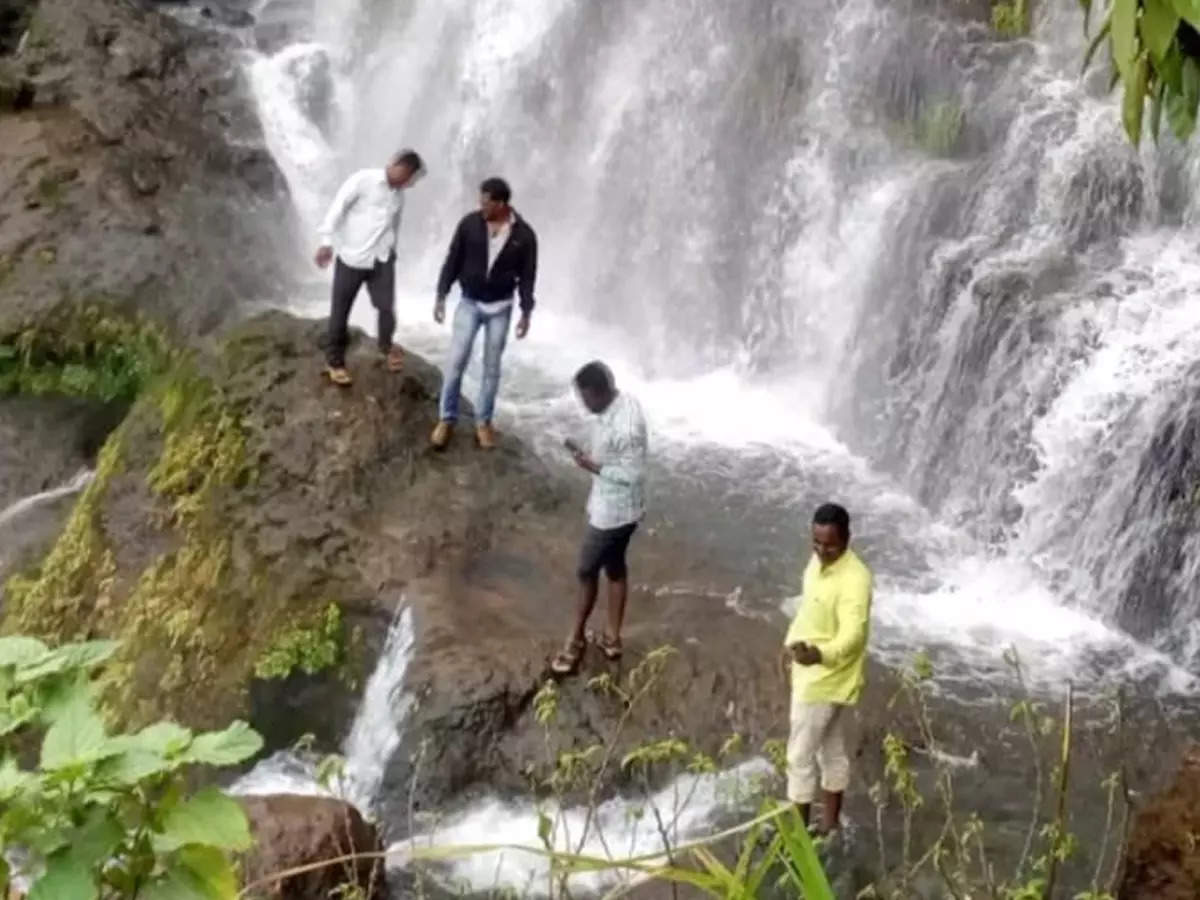 हुल्लडबाजी भोवली; एकीव धबधब्याच्या कड्यावरून दोन तरुण कोसळले, एकजण गंभीर