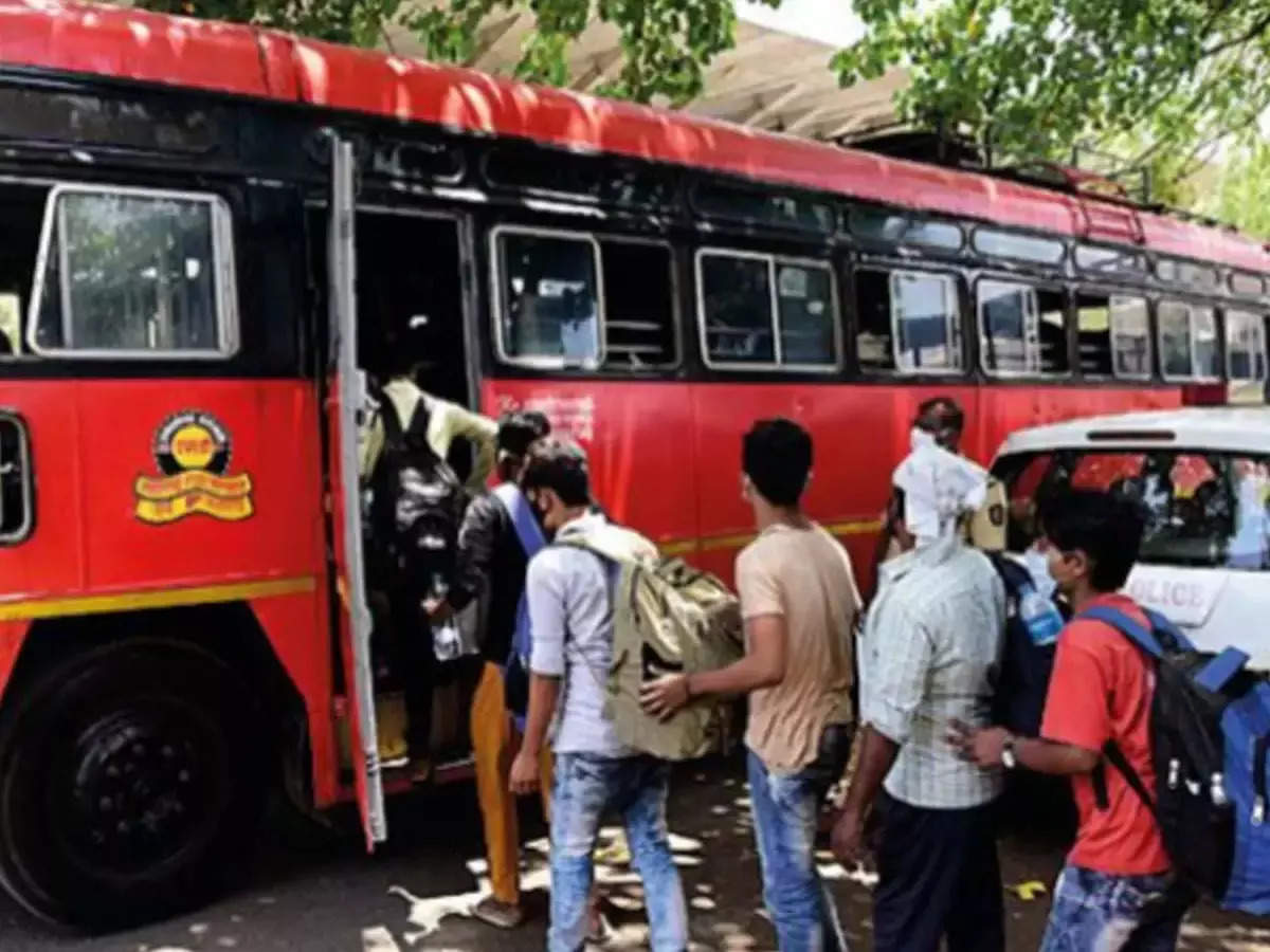 ​सहप्रवाशानं गोड बोलून बिस्कीट खायला दिलं, ते घेतलं अन् तिथंच फसले, वृद्धाने लाखो गमावले..​