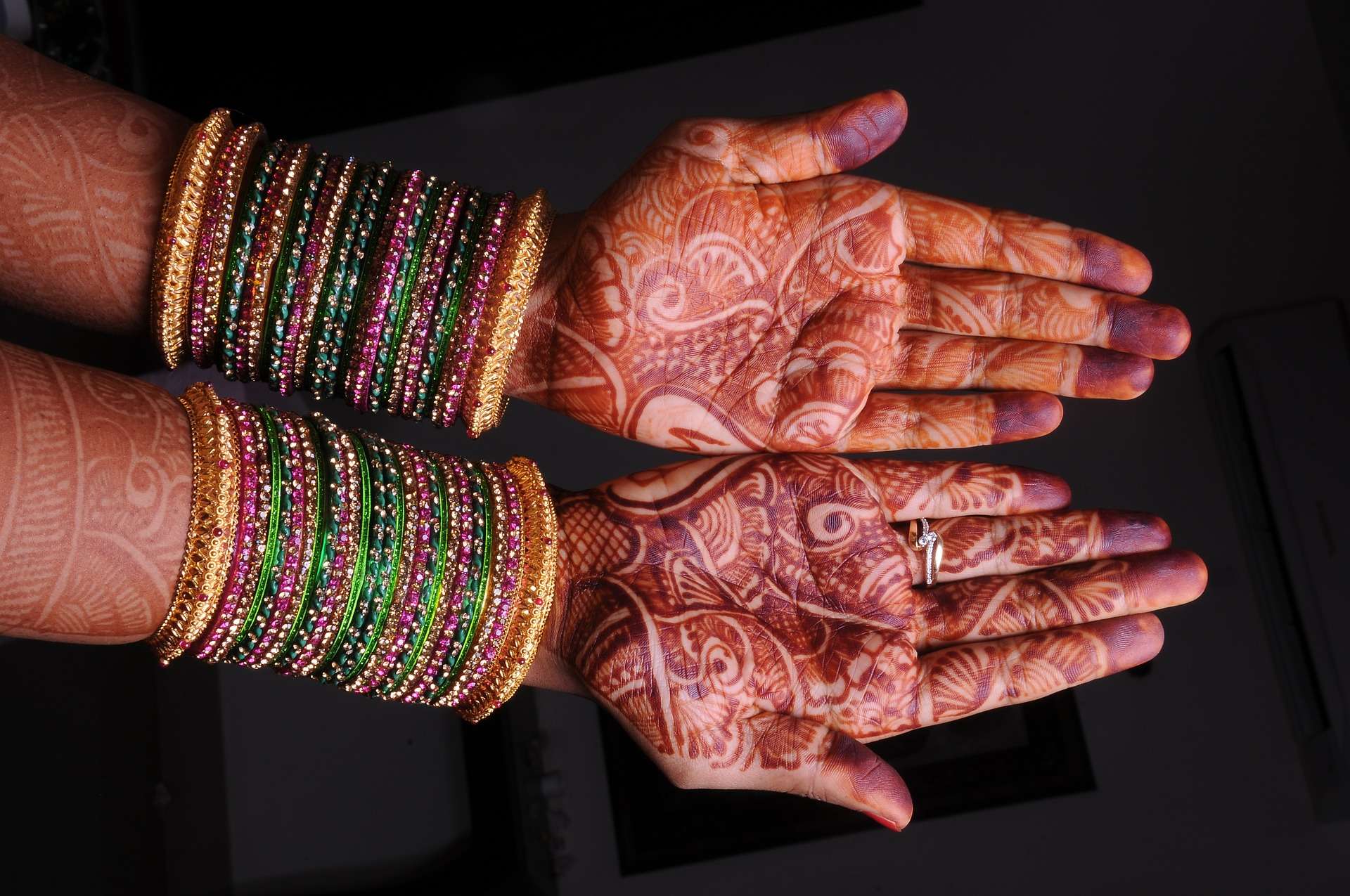 Desi Bride's Mehendi Features Man U, Mumbai Indians' Logo to Show Love for  Sports - News18