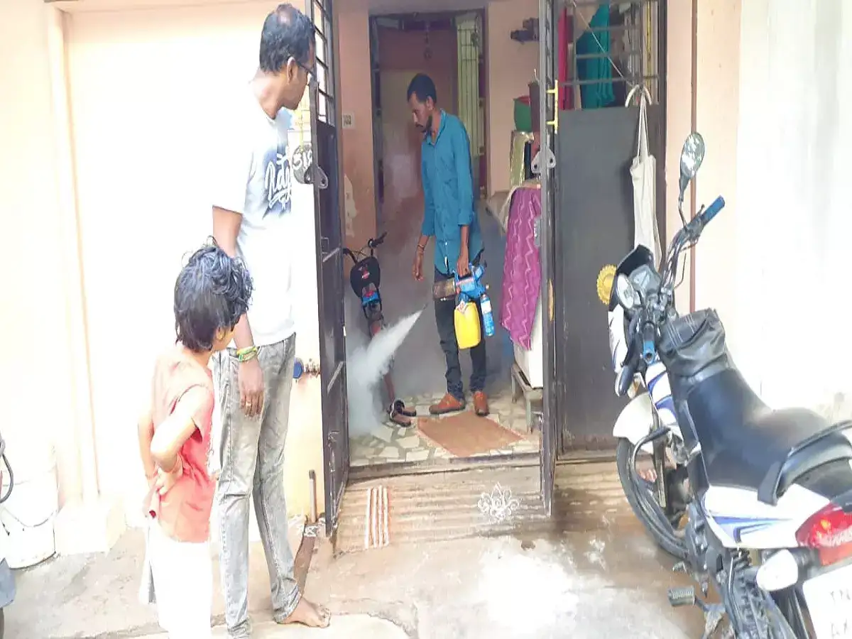 டெங்கு காய்ச்சல் எதிரொலி: கரூரில் கொசு மருந்து அடிக்கும் பணி தீவிரம்...! 