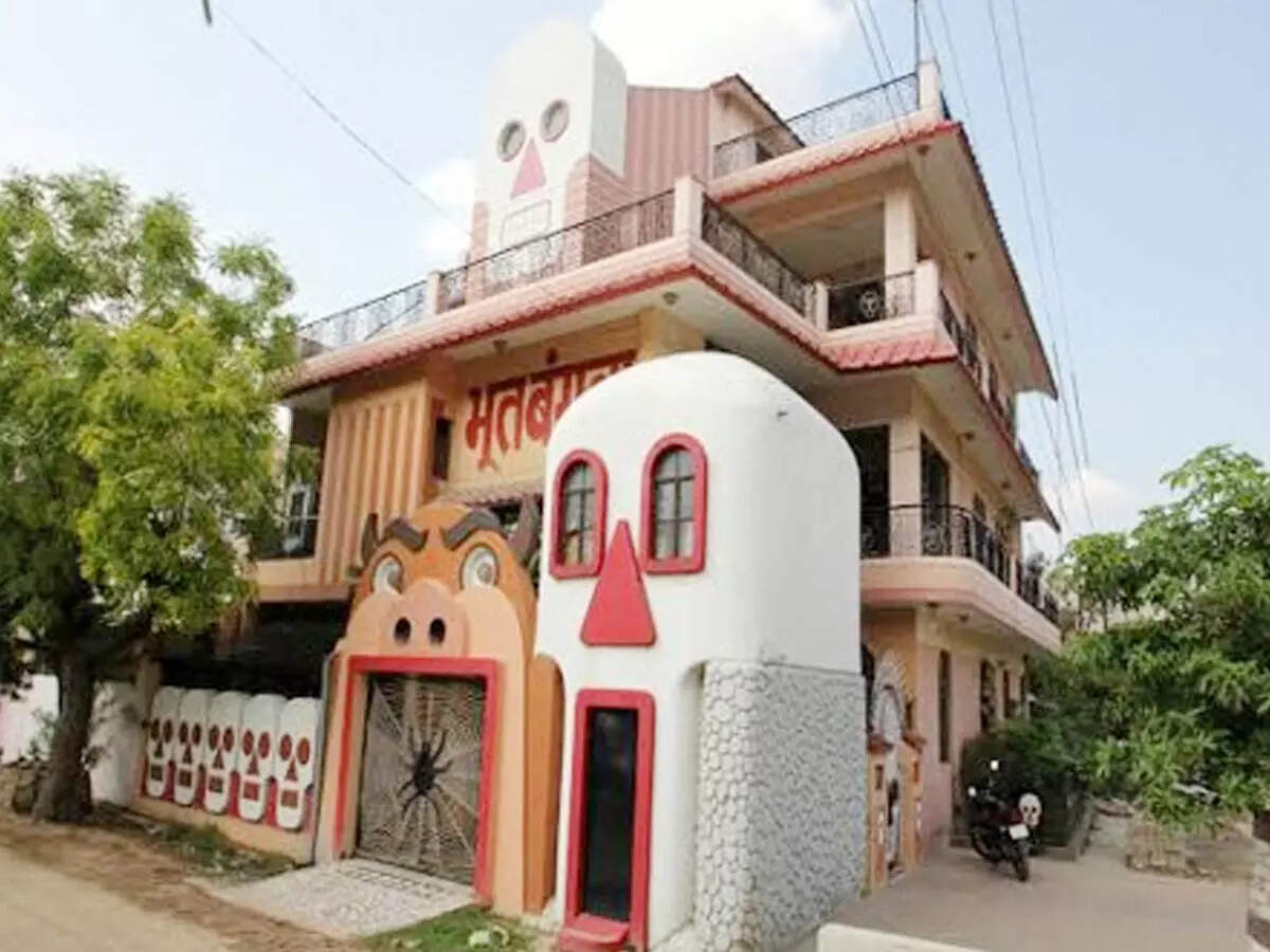 OP Sharma: जादूगर ओपी शर्मा का 'भूत बंगला', जहां बच्चे जाने से डरते हैं,  देखिए इनसाइड तस्‍वीरें - op sharma bhoot bangla where children are afraid  to go see insight photo -