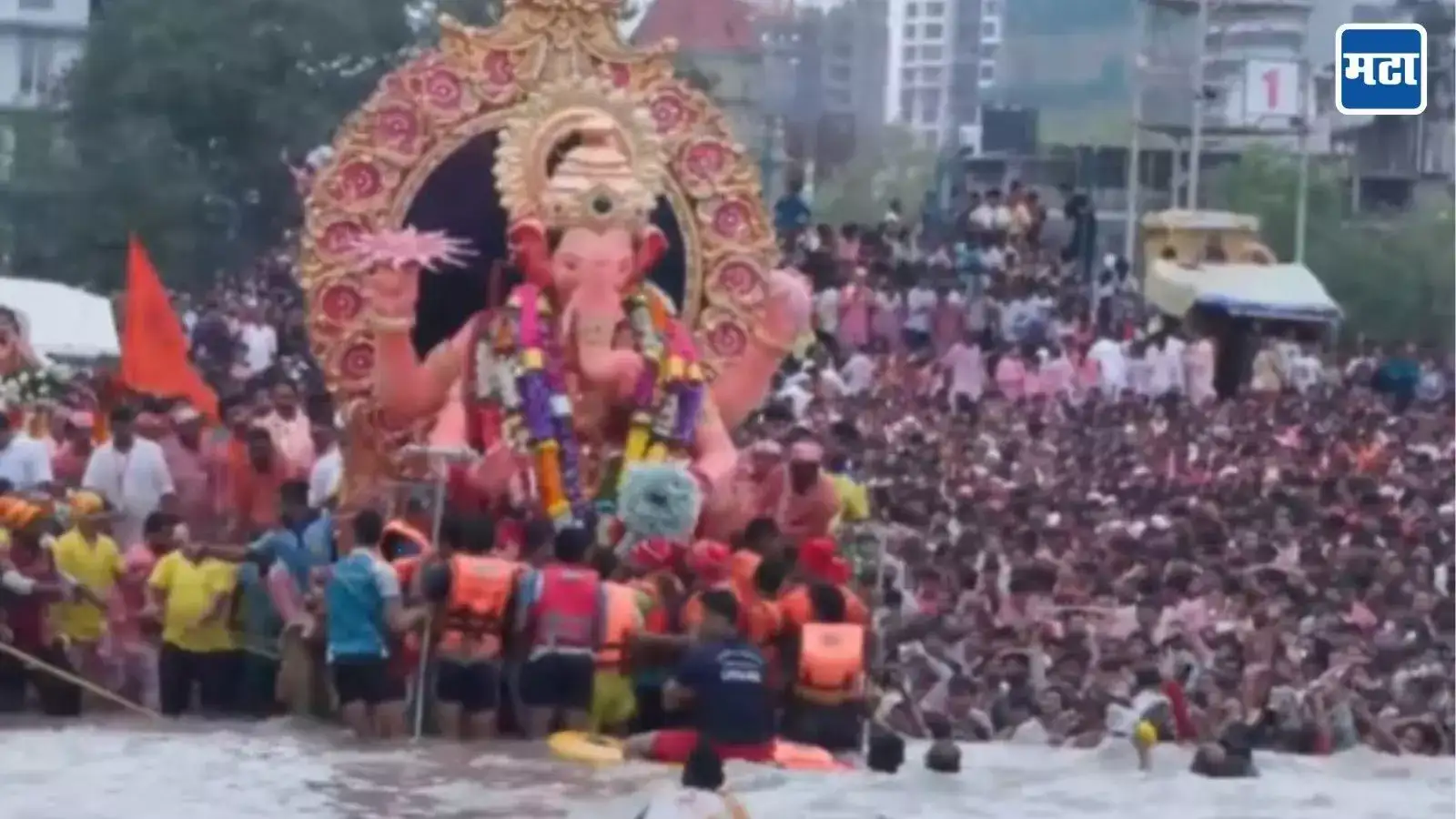 Lalbaugcha Raja: प्रतीक्षा संपेना; लालबागच्या राजाचे विसर्जन अजूनही प्रलंबित, मूर्ती अडीच-तीन तासांपासून पाण्यात, आताची स्थिती काय? Lalbaugcha Raja: प्रतीक्षा संपेना; लालबागच्या राजाचे विसर्जन अजूनही प्रलंबित, मूर्ती अडीच-तीन तासांपासून पाण्यात, आताची स्थिती काय?