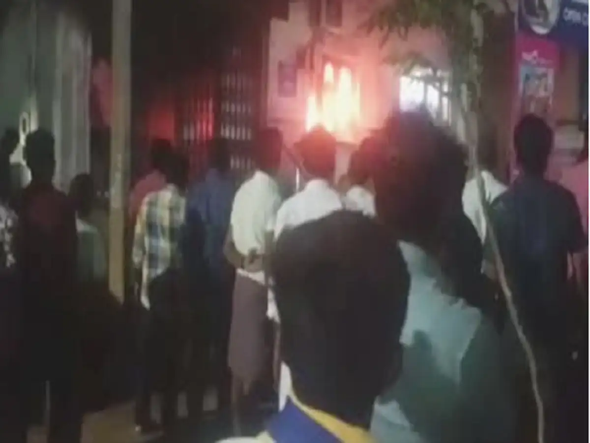 திருவண்ணாமலை...வங்கியில் திடீர் தீ விபத்து; ஆவணங்கள் கருகி சேதம்! 