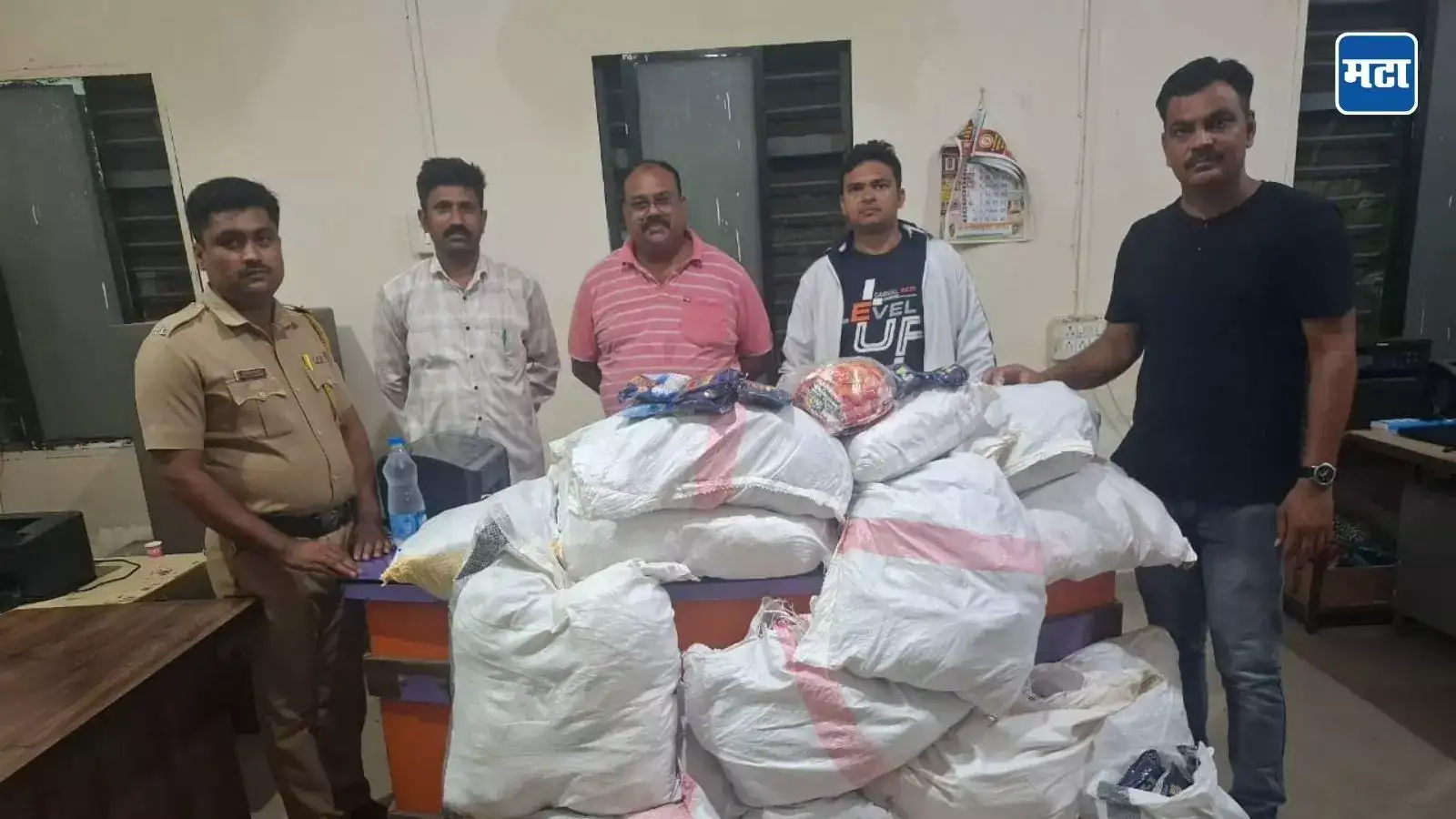 Nandurbar Crime : नंदुरबारमध्ये पोलिसांची धडक कारवाई, राज्यात बंदी असलेला माल पकडला; मुख्य सूत्रधार मात्र पडद्याआड Nandurbar Crime : नंदुरबारमध्ये पोलिसांची धडक कारवाई, राज्यात बंदी असलेला माल पकडला; मुख्य सूत्रधार मात्र पडद्याआड