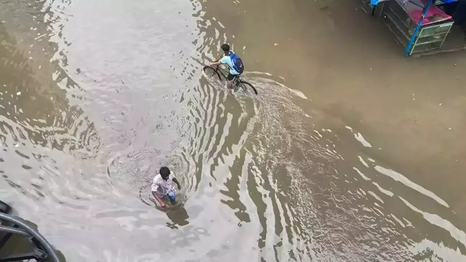 மும்பையில் இரவோடு இரவாக கொட்டித்தீர்த்த பருவமழை! பள்ளி, கல்லூரிகள் அலுவலகங்களுக்கும் விடுமுறை! 