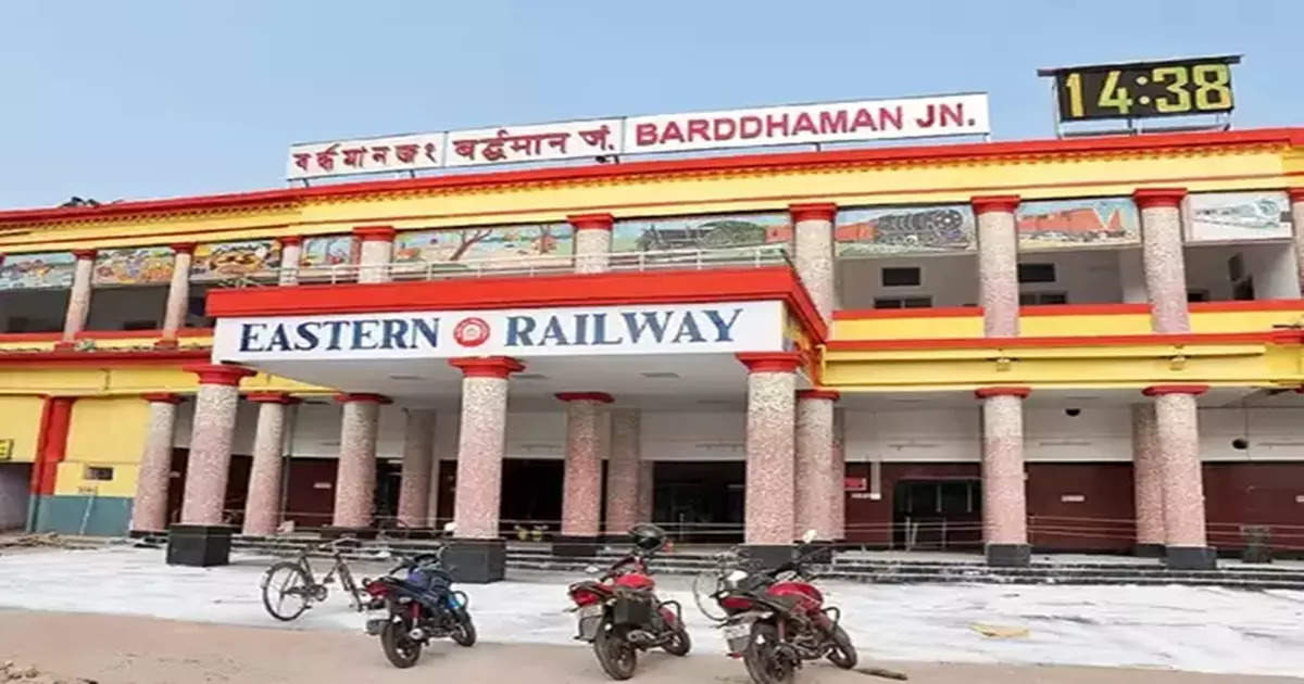 Bardhaman Station : ট্রেনেই মা হলেন গোয়ালপোখরের টেরেসা – teresa hansda gave birth baby at burdwan station