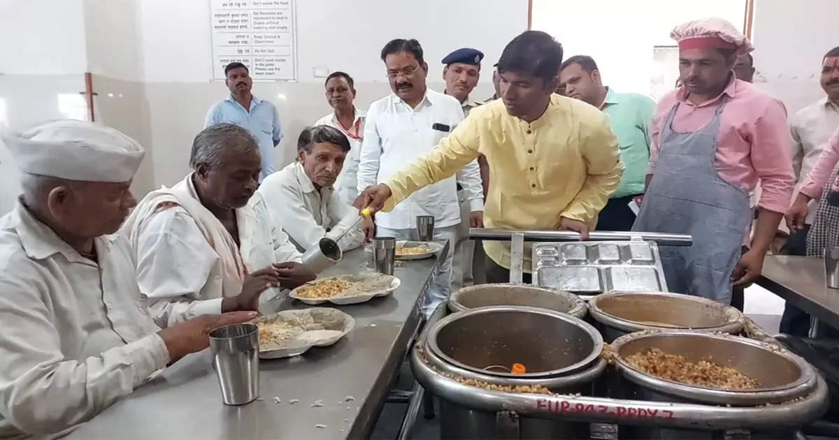 आषाढी एकादशीसाठी १२ टन साबुदाणा खिचडीचा महाप्रसाद; साई संस्थानचे सीईओ रमले भाविकांच्या सेवेत