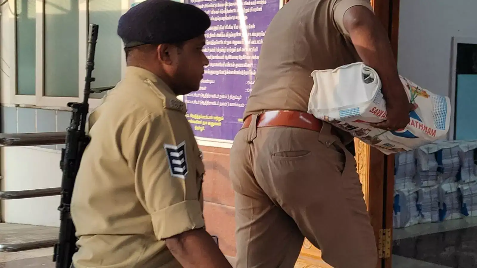 திருப்பூர் பாஜக நிர்வாகி வீட்டில் ஈரோடு அதிமுக வேட்பாளரின் பணம்?! கட்டுக்கட்டாக பறிமுதல்.. அதிகாரிகள் தீவிர விசாரணை! 