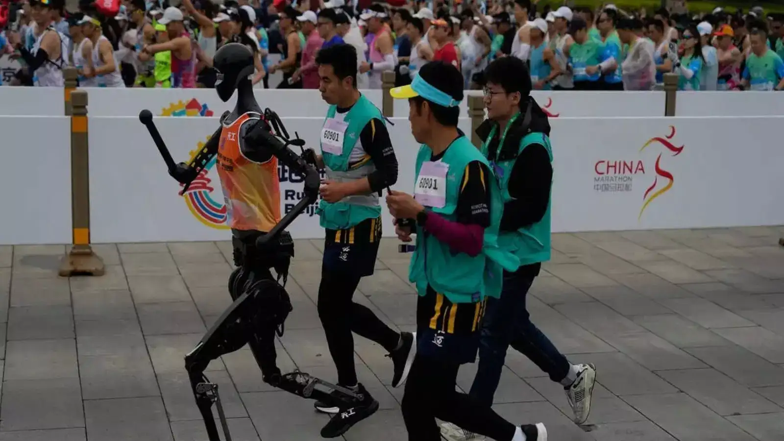 சீனாவில் மனிதர்கள் உடன் மாரத்தான் ஓடிய ரோபோக்கள்- மெர்சல் ஆக்கிய பெய்ஜிங்! 