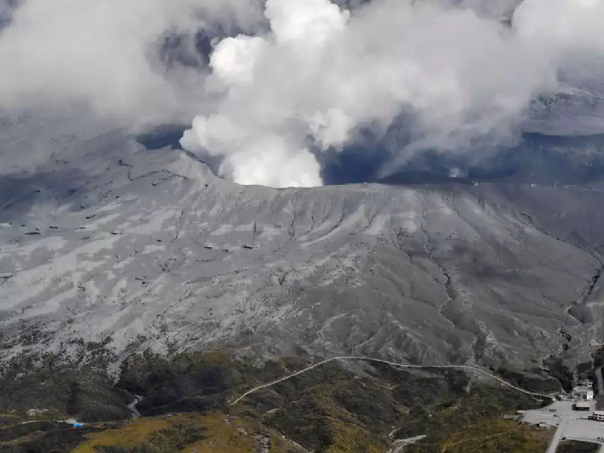 Mount Aso Volcano Video,ज्वालामुखीचा कहर, ११ हजार फुट उडाली राख; पाहा ...