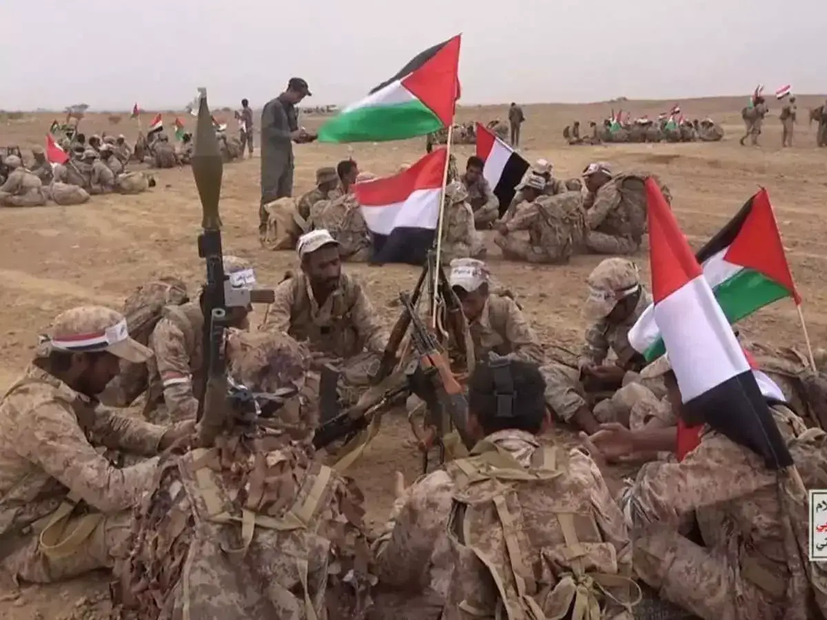 செங்கடல் பதிலடி: இனிமே தான் சண்ட உக்கிரமா அடிப்போம் - வார்னிங் கொடுத்த ஹவுதி கிளர்ச்சி படை! 