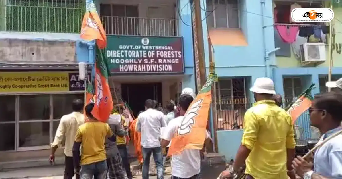 Hooghly News : গাছ কাটার প্রতিবাদ! বন দফতরের অফিসে পাখা বন্ধ করে ‘চোর চোর’ স্লোগান BJP-র – bjp started protest at chinsurah forest department office for tree cutting Hooghly News : গাছ কাটার প্রতিবাদ! বন দফতরের অফিসে পাখা বন্ধ করে ‘চোর চোর’ স্লোগান BJP-র – bjp started protest at chinsurah forest department office for tree cutting