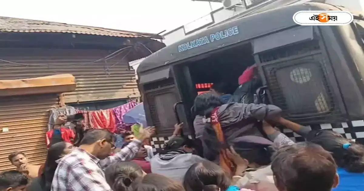 মুখ্যমন্ত্রীর বাড়ির কাছে আচমকাই বিক্ষোভ চাকরিপ্রার্থীদের, পরিস্থিতি মোকাবিলায় তৎপর পুলিশ – upper primary job seekers agitation near chief minister mamata banerjee house at kalighat