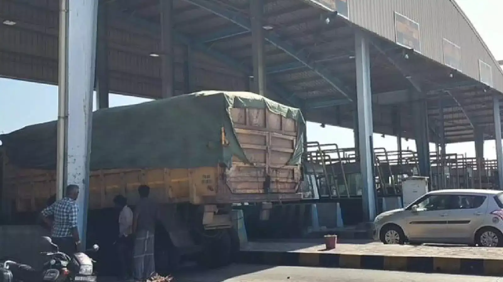 நீதிமன்ற உத்தரவை மீறி சுங்கக் கட்டணம் வசூல்.. சுங்கச்சாவடியின் குறுக்கே லாரியை நிறுத்தி போராட்டம் - பரபரப்பு! 