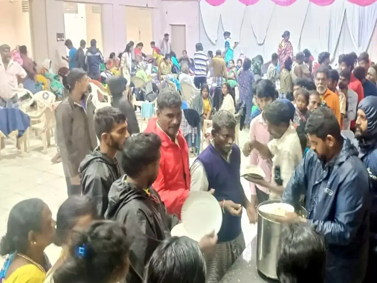 சொல்லி தந்தது மனிதத்தை....!சென்னையில் செயல்பட்டு வந்த 162 நிவாரன முகாம்...இடைவிடாது உணவு அளித்து வந்த மாநகராட்சி! 