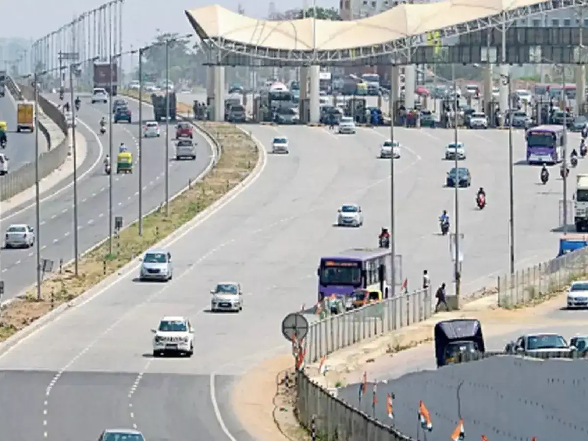 ஏப்ரல் 1 முதல்... பெங்களூரு செல்லும் பயணிகளுக்கு எகிறும் டோல் கட்டணம்... எவ்வளவு தெரியுமா? 