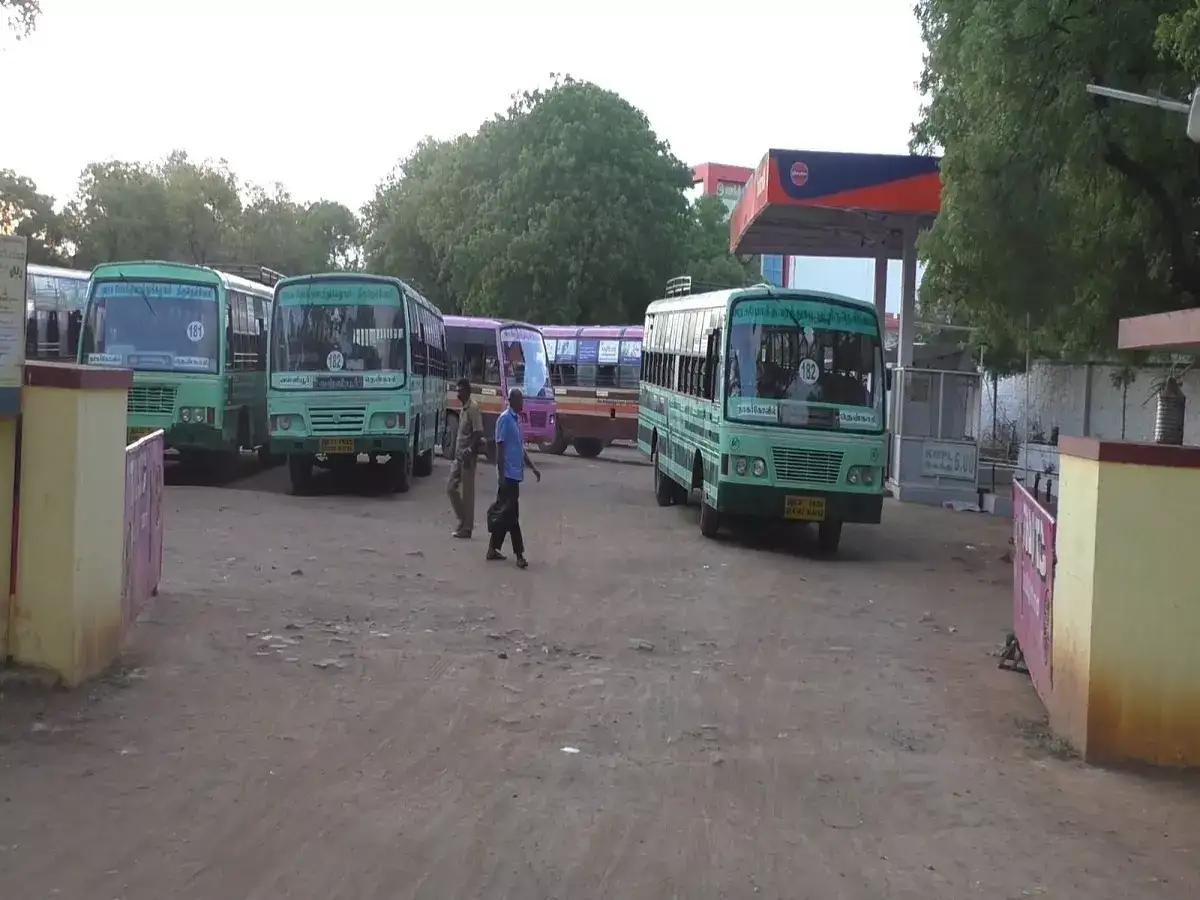 நெல்லையில் அரசு பேருந்து டிரைவர், கண்டக்டர்கள் வேலை நிறுத்தம்! பஸ்கள் ஓடாததால் மக்கள் அவதி! 