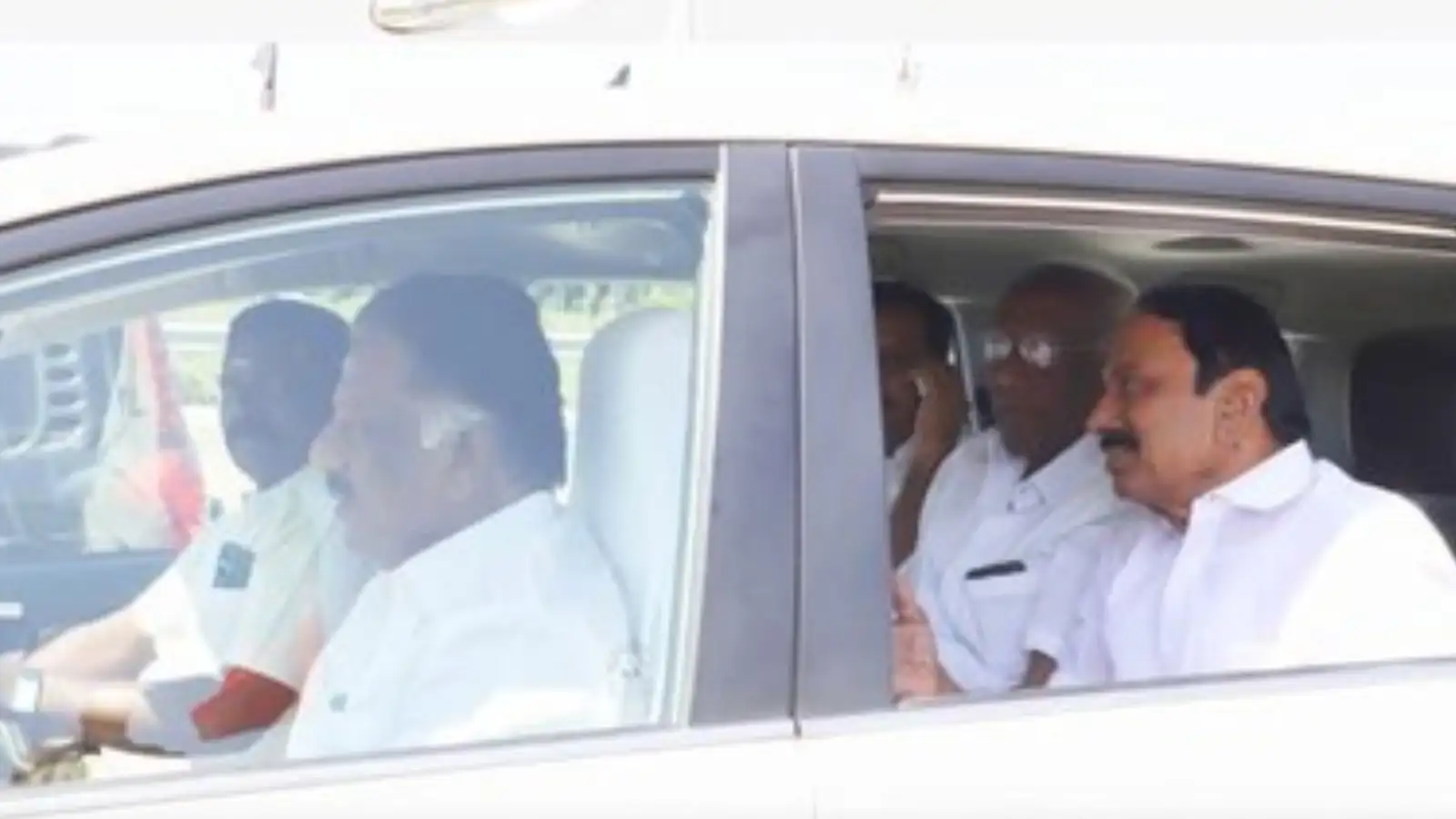 பசும்பொன்னுக்கு ஓபிஎஸ் - செங்கோட்டையன் ஒரே காரில் பயணம்.. அரசியல் களத்தில் பரபரப்பு! 