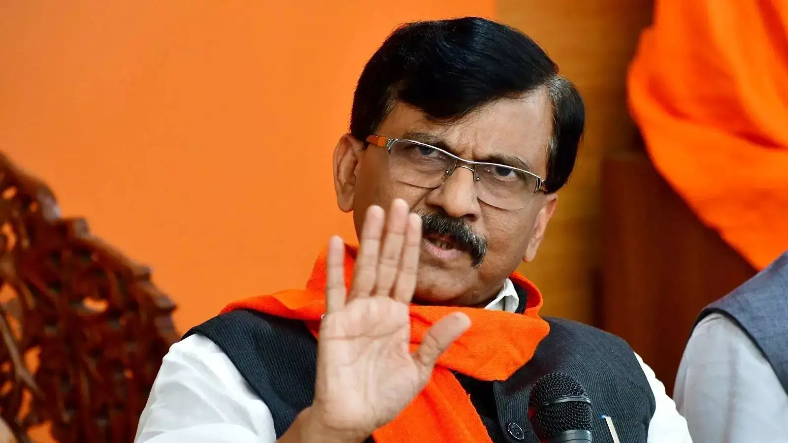 Sanjay Raut : संजय राऊत यांची तब्येत बिघडली, उपचारासाठी रुग्णालयात दाखल; नेमकं काय झालं? Sanjay Raut : संजय राऊत यांची तब्येत बिघडली, उपचारासाठी रुग्णालयात दाखल; नेमकं काय झालं?