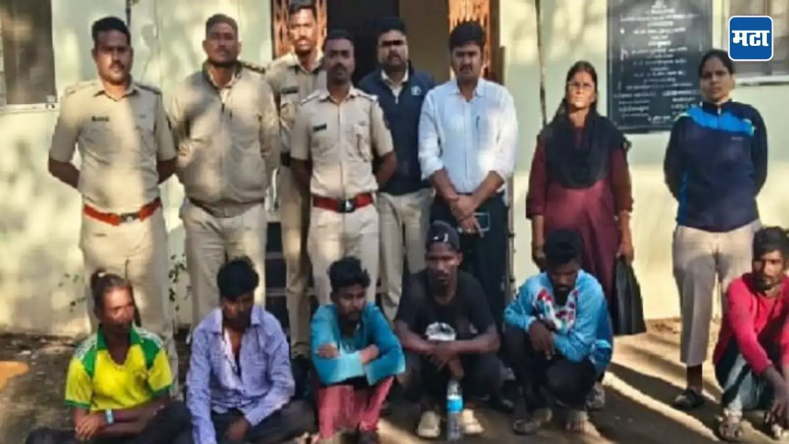 Raigad News: रात्रीच्या वेळी झाडांवर डाव धरून बसायचे अन् मोरांची शिकार करायचे; ऊसतोड मजुरांचा वन्यसंपदेशी खेळ, टोळी ताब्यात! Raigad News: रात्रीच्या वेळी झाडांवर डाव धरून बसायचे अन् मोरांची शिकार करायचे; ऊसतोड मजुरांचा वन्यसंपदेशी खेळ, टोळी ताब्यात!