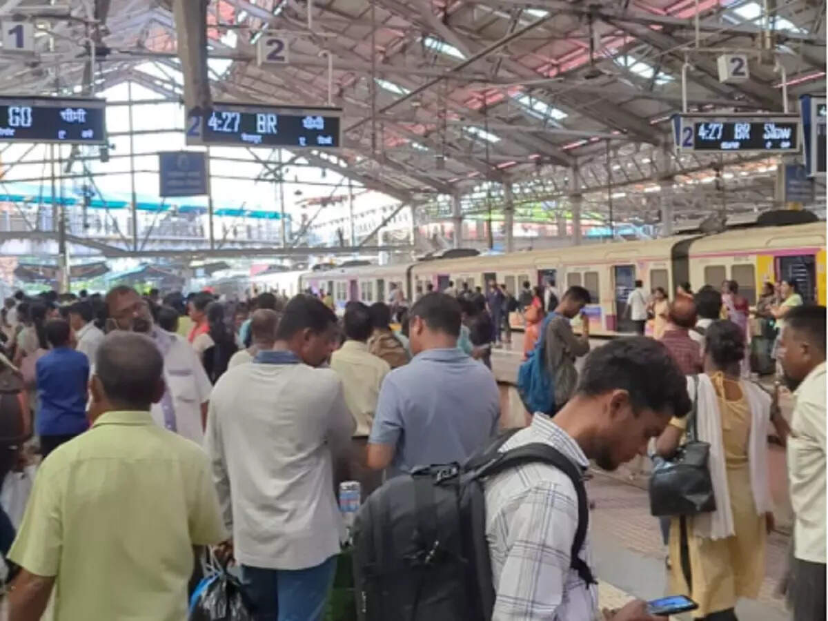 Thane Local Train Accident मुंबई में 5 यात्रियों की मौत, चलती ट्रेन से गिरे लोग 9 मुंबई लोकल ट्रेन से गिरकर हुई थी मौत, 13 साल बाद बॉम्बे हाई कोर्ट ने दिया 8 लाख मुआवजा देने का आदेश - Mumbai Local Train Death Bombay High Court Order 8Lakhs